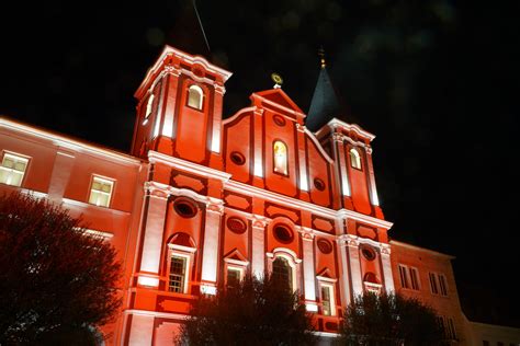 Osvetlený kostol počas Červenej stredy