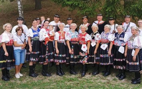 Členovia Folklórnej skupiny Goral v tradičných krojoch
