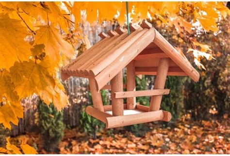 Drevené kŕmidlo pre dobytok v interiéri