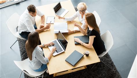 Mladý študent pracujúci s dokumentmi v kancelárskom prostredí