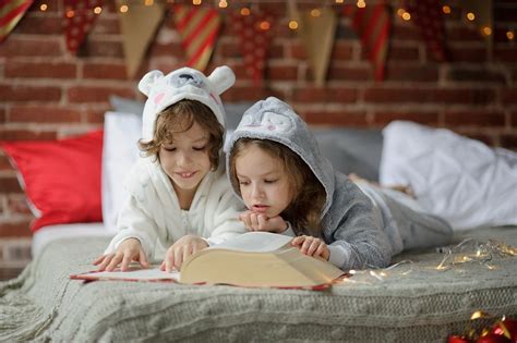 Ilustrácia dieťaťa odpočívajúceho pri čítaní knihy