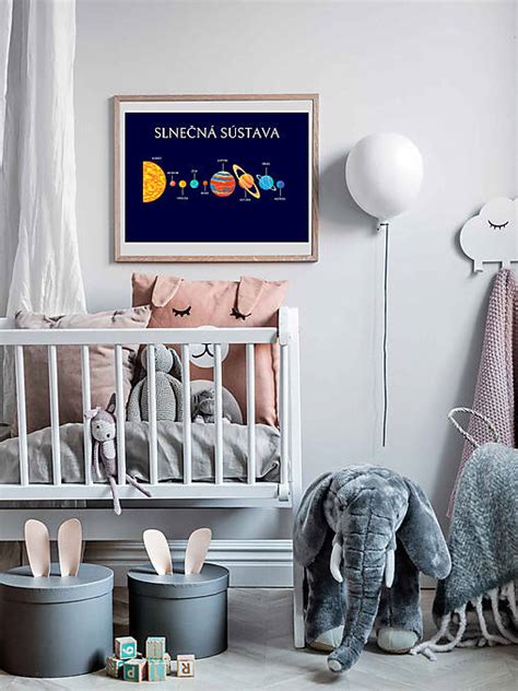 Obrázok detskej izby s personalizovaným obrazom nad postieľkou