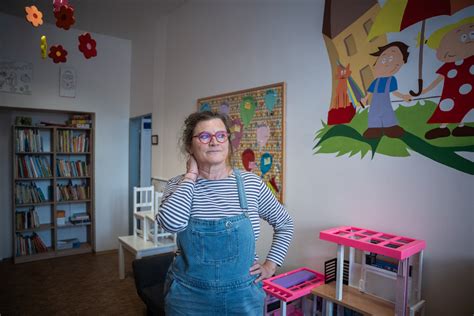 Dieťa, ktoré žmúri pri pohľade na vzdialený objekt
