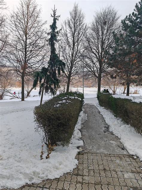 Dieťa v blízkosti vodnej plochy s dospelým dohľadom