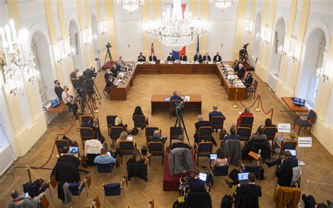 Pár diskutujúci o budúcnosti s protichodnými predstavami