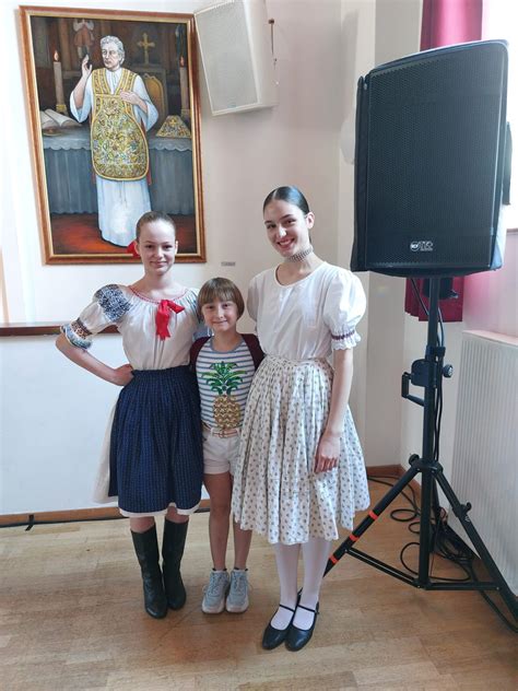 Silueta tanečníkov vo folklórnych krojoch