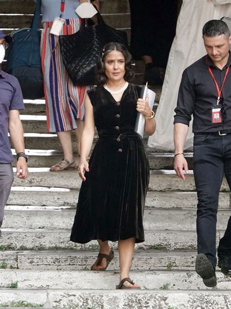Salma Hayek počas humanitárnej misie v Afrike a dojčenie cudzieho dieťaťa