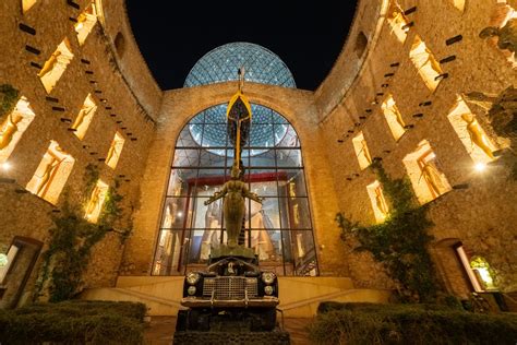 Salvador Dalí a Gala v neobyčajnom prostredí