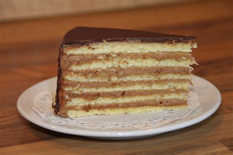 Dieťa pri čokoládovej torte