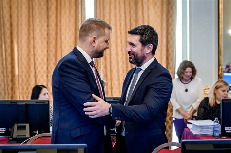Ilustrácia symbolizujúca partnerstvo medzi štátom a občanom