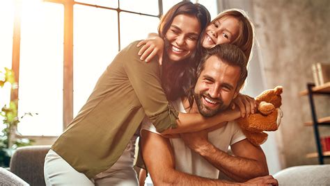 Ilustrácia šťastnej rodiny s dvojčatami