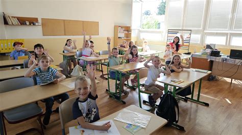 Ilustrácia učiteľa pracujúceho so žiakmi