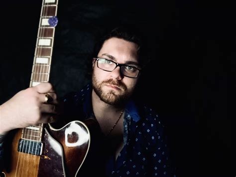 Šimon Švidraň ako mladý hudobník s gitarou