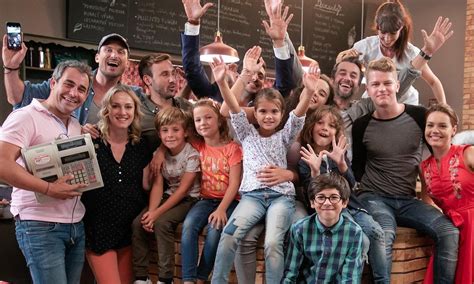 Záber z natáčania seriálu Oteckovia s detskými hercami