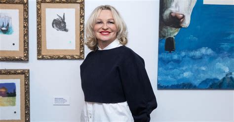 Simona Bubánová pri umeleckej tvorbe v ateliéri