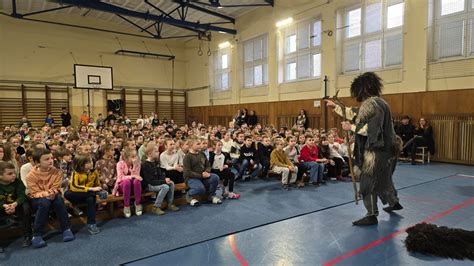 Scéna z divadelného predstavenia Kabaret, v ktorom Silvia Petöová účinkovala
