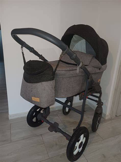 Kočík Babymerc s nasadenou moskytiérou v prírode