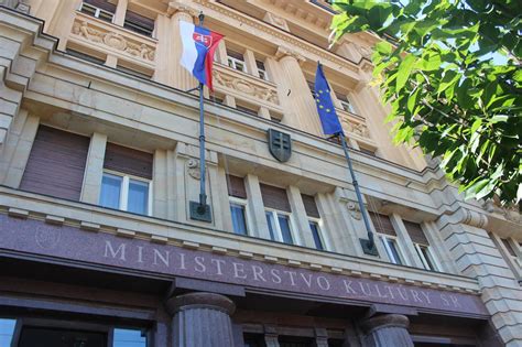 Pohľad z vnútra kočíka smerom von, znázorňujúci upokojujúci tieň vytvorený slnečníkom