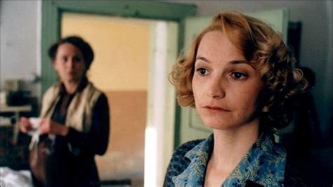 Anna Šišková vo filme Musíme si pomáhať