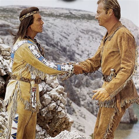 Ilustrácia Old Shatterhand a Winnetou pri vyšetrovaní stôp
