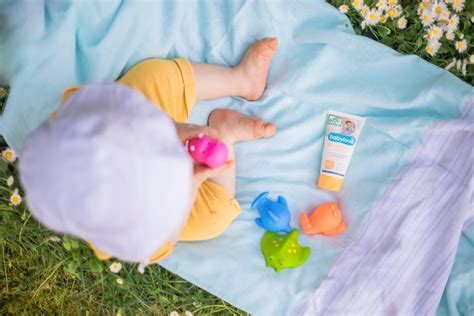 Detailný záber na slnečnú clonu pripevnenú na strieške kočíka, ktorá chráni dieťa pred priamym slnkom