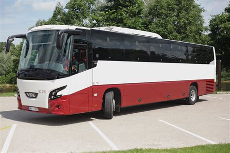 Ilustrácia moderného autobusu s cestujúcimi využívajúcimi Wi-Fi