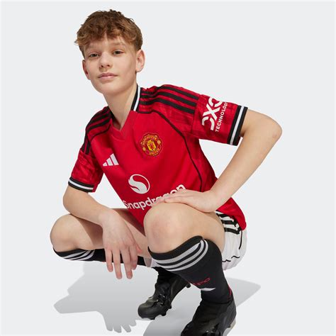 Detský futbalový dres s detailmi materiálu