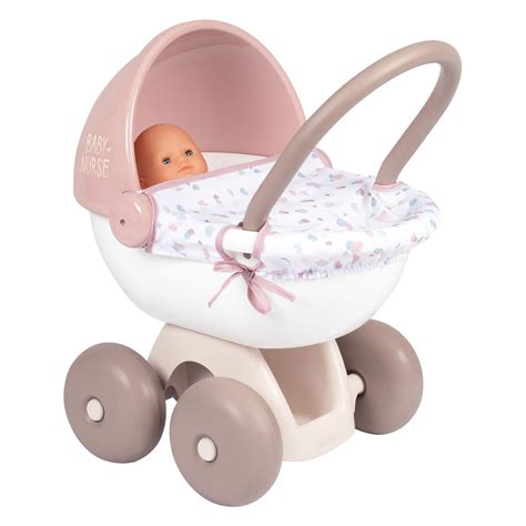 Dievčatko hrajúce sa s detským kočíkom Smoby Baby Nurse