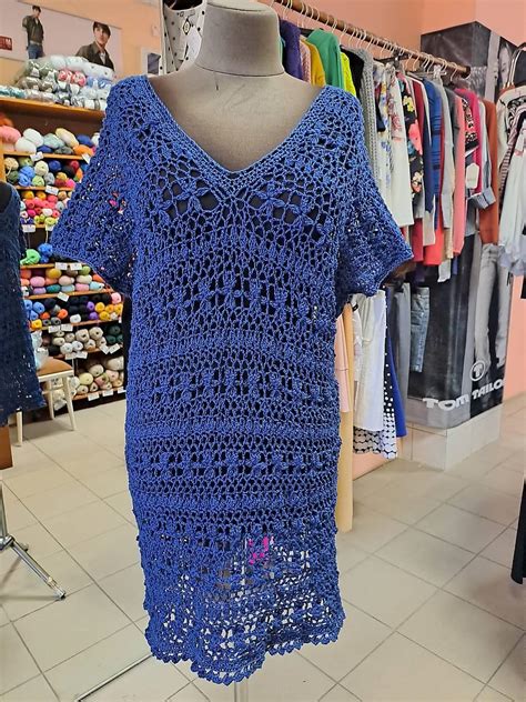 Háčkované šaty pre bábätko s kvetinovou aplikáciou