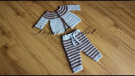 Háčkované nohavice pre bábätko s kvetinovou aplikáciou