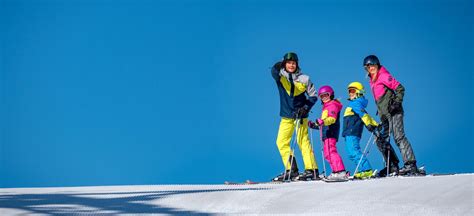 Rodina snowboarduje na svahu