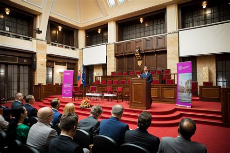 Dieťa so smartfónom v rukách v digitálnom prostredí