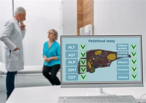 Lekár vysvetľujúci výsledky testov neplodnosti páru