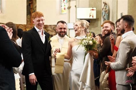 Absolventka v elegantných promočných šatách s perlovou čelenkou