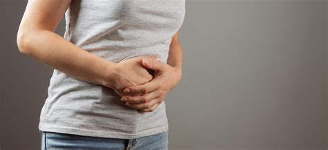 žena držiaca brucho v náručí