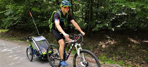 rodina na cyklovýlete s cyklovozíkom