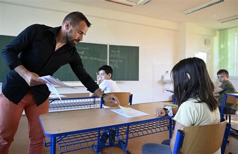 Učiteľ pracujúci so žiakom