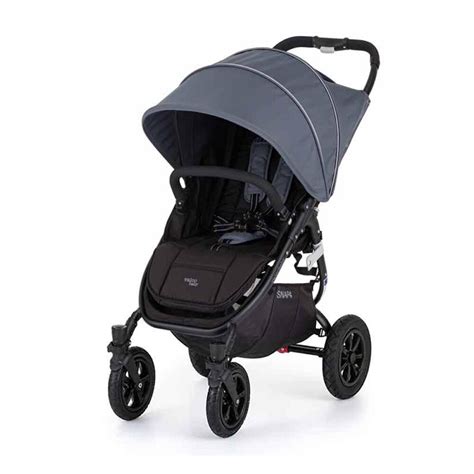 Valco Baby športový kočík v mestskom prostredí, demonštrujúci jednoduché manévrovanie