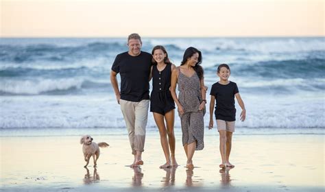 Rodina na pláži s kočíkom xRover vybaveným Beach setom