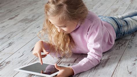 Dieťa pozerajúce do tabletu a odporúčaná vzdialenosť/čas