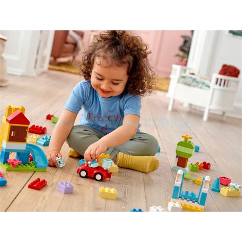 Dieťa hrajúce sa s kockami LEGO DUPLO