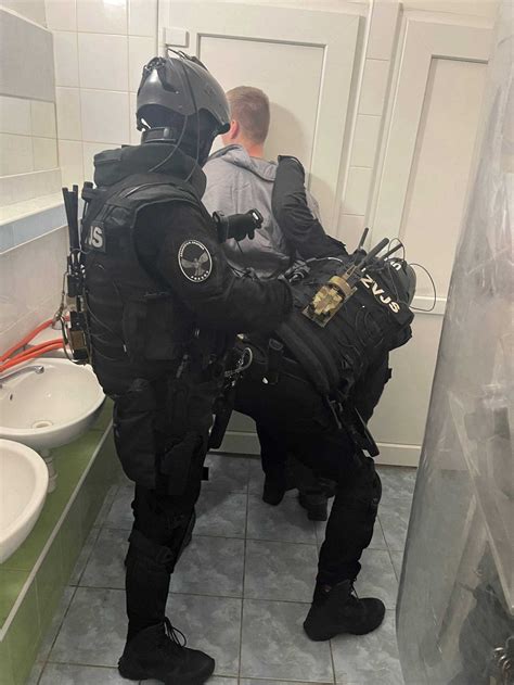 Príslušníci zásahovej jednotky v plnej výzbroji
