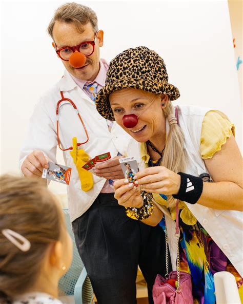 Červený Nos Clowndoctors pri práci s deťmi