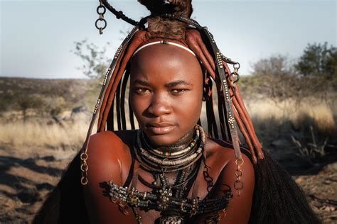 Žena kmeňa Himba v tradičnom odeve