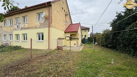 Pohľad na cestu a zvodidlá v Ivanke pri Nitre