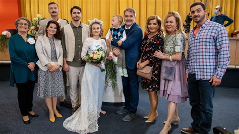 Andy Kraus ako Láslo v seriáli Susedia