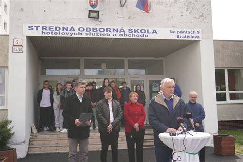 Fotografia absolventov slovenskej strednej školy