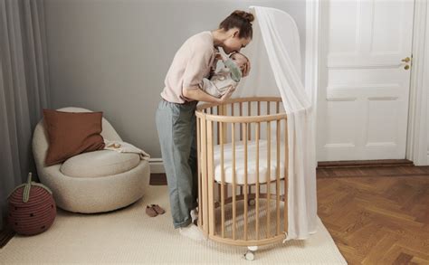 Detail perforovaného dna matraca a tyčí postieľky Stokke Sleepi
