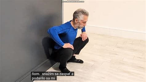 Infografika porovnávajúca polohu v drepe a s WC stolčekom