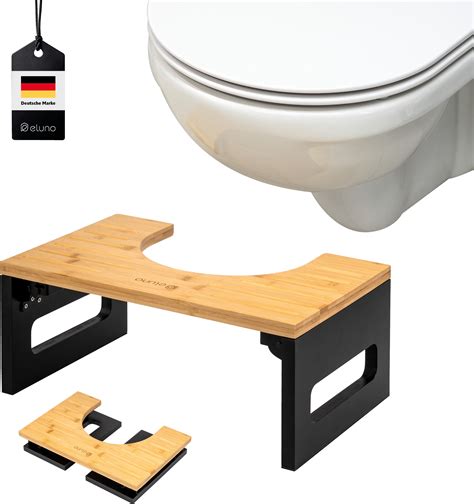 Fotografia elegantného dreveného WC stolčeka zasunutého pod toaletu